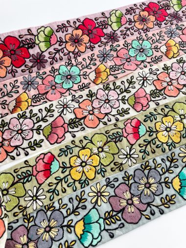 花を飾るように、インド刺繍りぼんを飾って