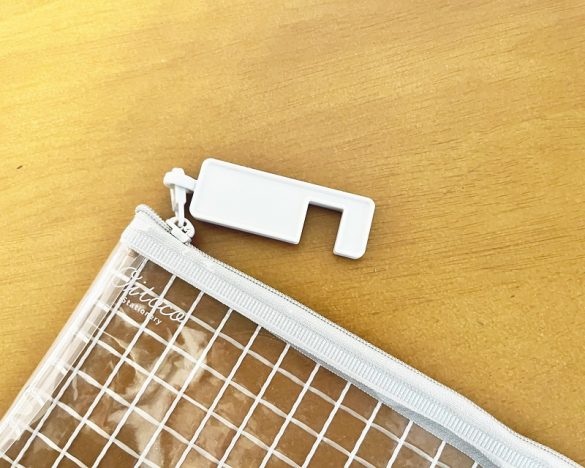 「“スマホが立てられる”ペンポーチ」の引き手