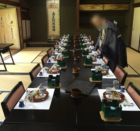 小声でつぶやいて去っていった