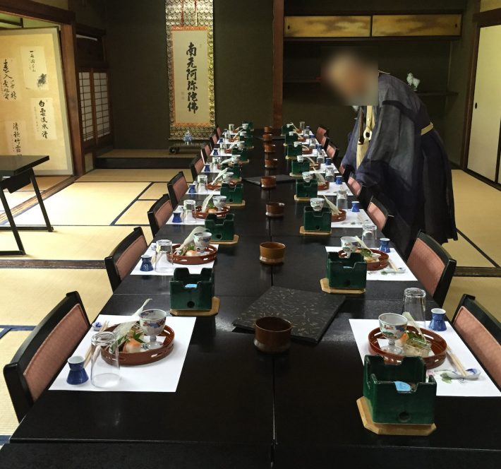 小声でつぶやいて去っていった