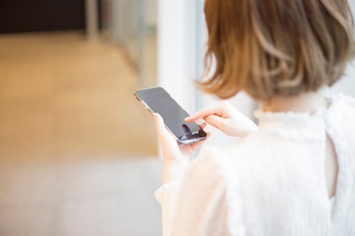 スマホ女性