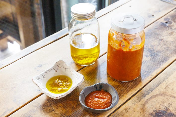 (左)しょうがガーリックオイル、(右)ジンジャーケチャップ