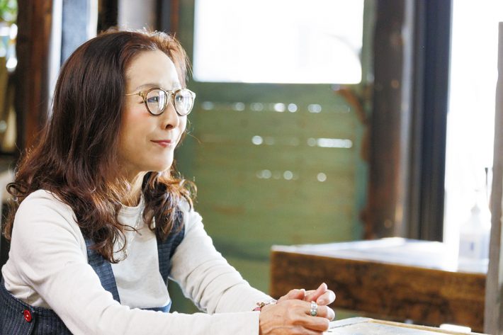 おいしいしょうが料理を食べて食事を楽しむ