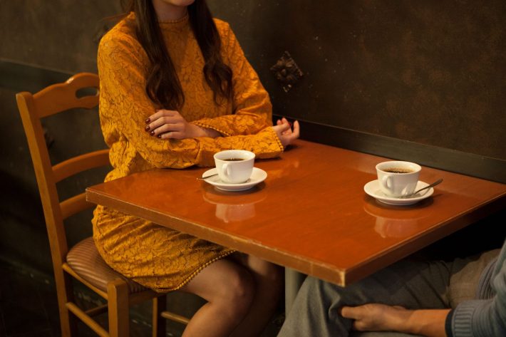 カフェで向かい合っているカップル