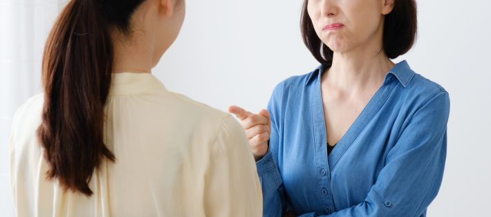 叱る中年女性