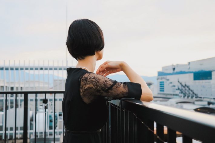 街をぼんやり眺める女性