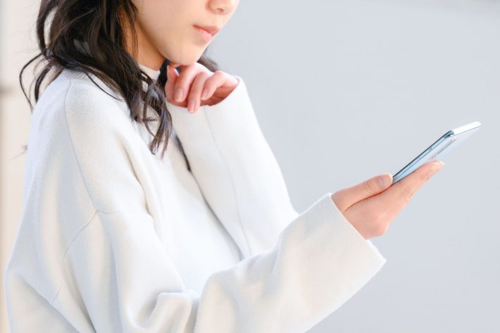 スマートフォンをみつめる女性