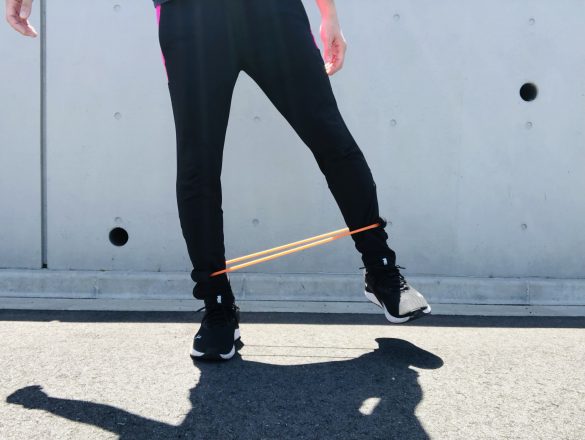 エクササイズストレッチャーを引き伸ばすように反対脚を外へ開く。