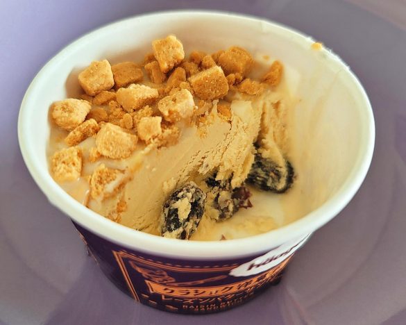 ミニカップ クラシック洋菓子『レーズンバターサンド』は、濃厚ながらも甘すぎないのが印象的