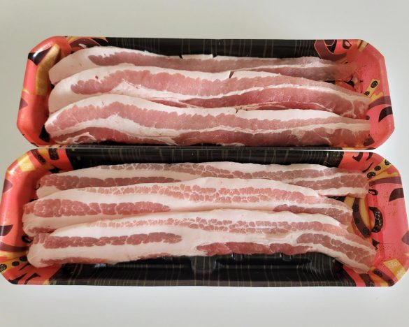 焼肉用の豚バラ肉。同じお店に並んでいる商品でも、脂の分量はさまざま