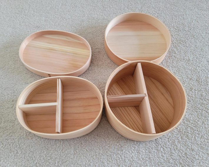 小判型（左）と丸形（右）。丸形には黒いゴムバンドが付いています