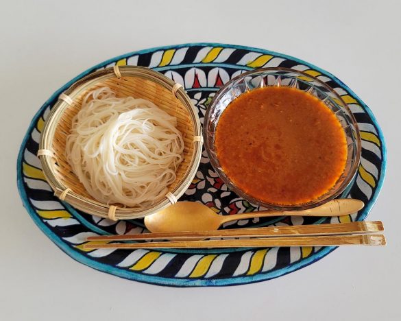 えびとトマトのカレーとそうめんを並べただけ