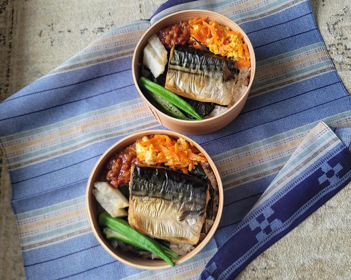 サバ塩焼き、人参しりしり、オクラなどを乗せた魚弁当