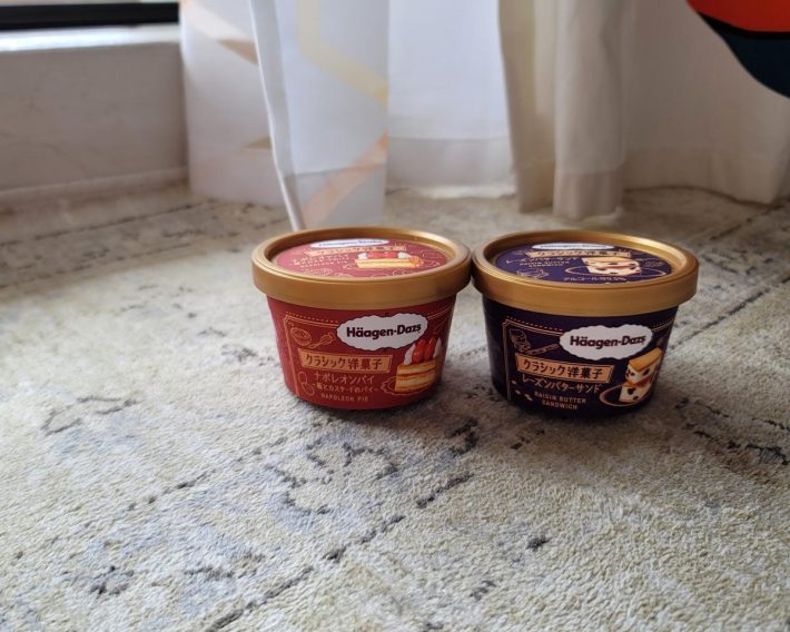 （左から）ハーゲンダッツ ミニカップ クラシック洋菓子『ナポレオンパイ～苺とカスタードのパイ～』、同『レーズンバターサンド』　319円（希望小売価格：消費税込）