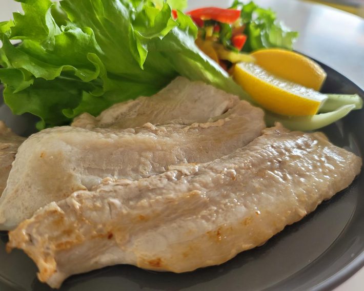 見た目に大差はないが、味わってみるとその違いに気がつきます。手前がやや赤身多めのもの