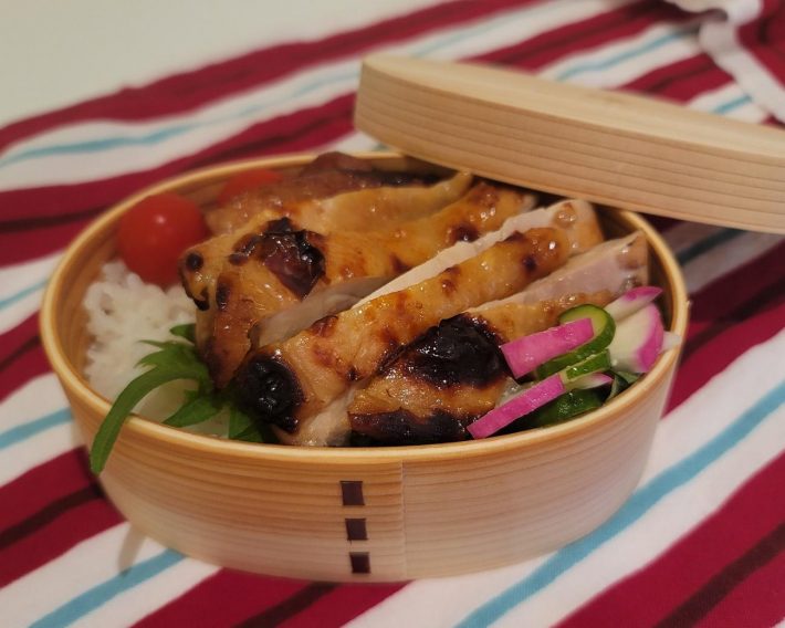 ホカホカのごはんの上に青じそを敷いて、照り焼きチキン、漬物、トマトをのせました