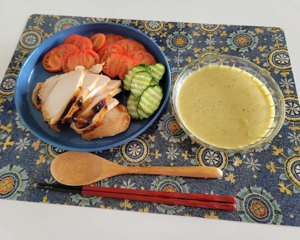 サラダチキンや夏野菜をたっぷり添えてヘルシーに味わうのもアリ