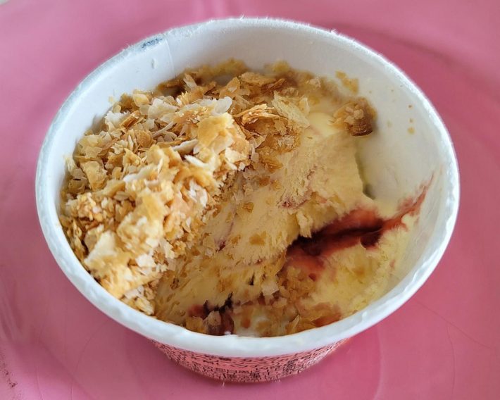 ミニカップ クラシック洋菓子『ナポレオンパイ～苺とカスタードのパイ～』の断面の様子。アイスクリームが想像以上に軽やかで驚きます