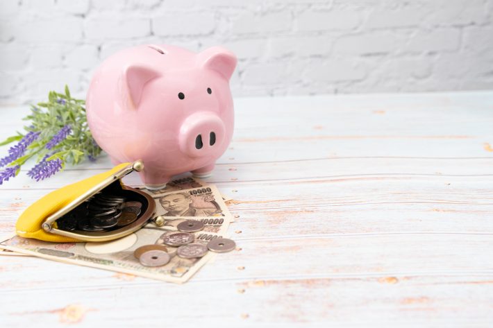 豚の貯金箱とがま口の財布