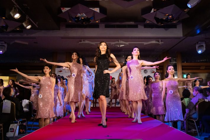 オープニングは揃いの衣装でダンスタイム