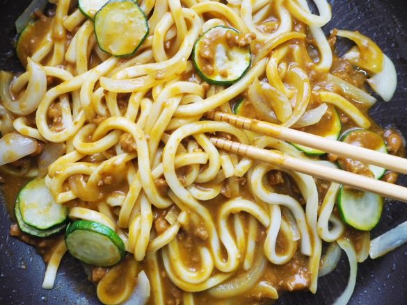 「素材を生かしたカレー キーマ」を加えてさらに炒める