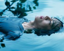 文は広い湖の真ん中で、ひとり体育座りしているような男