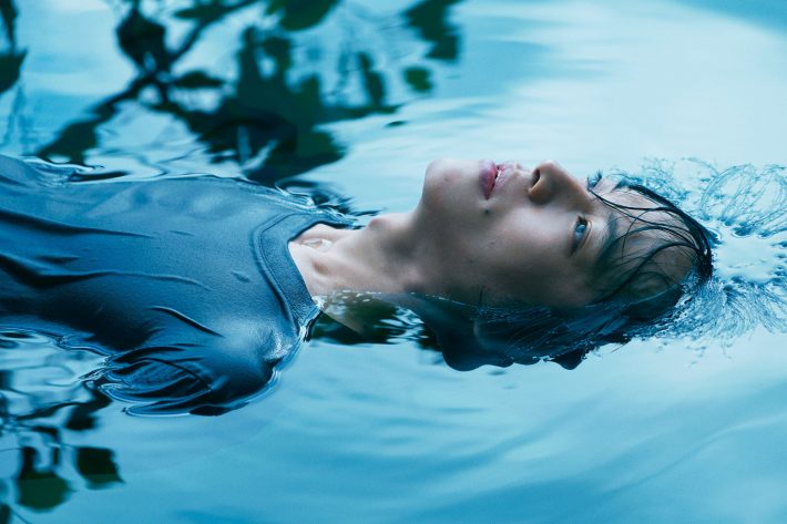 文は広い湖の真ん中で、ひとり体育座りしているような男