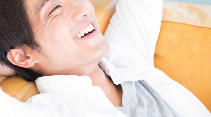 ソファに寝転ぶ男性