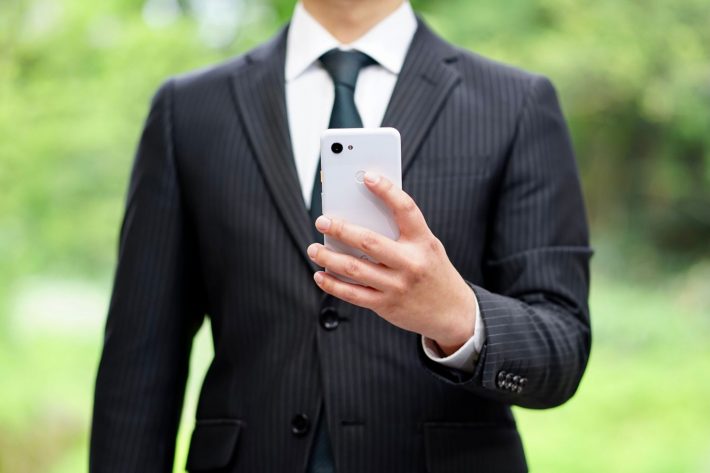 スマホを持つビジネスマン