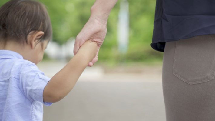 手をつなぐ親子