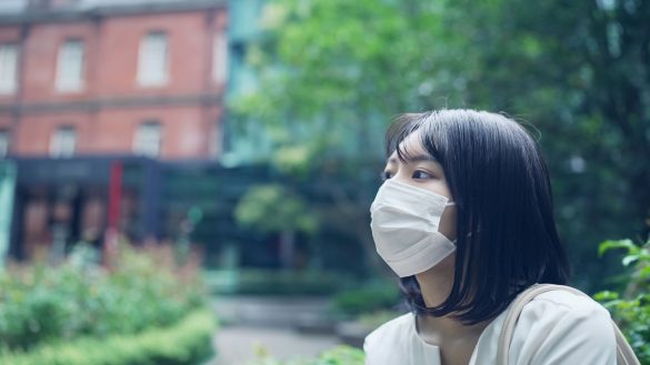 マスクをした女性