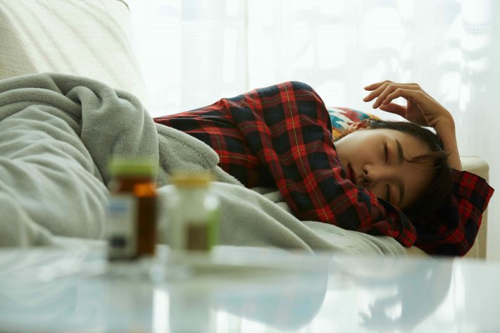 体調不良の若い女性