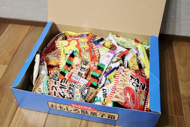 駄菓子が100個入っています