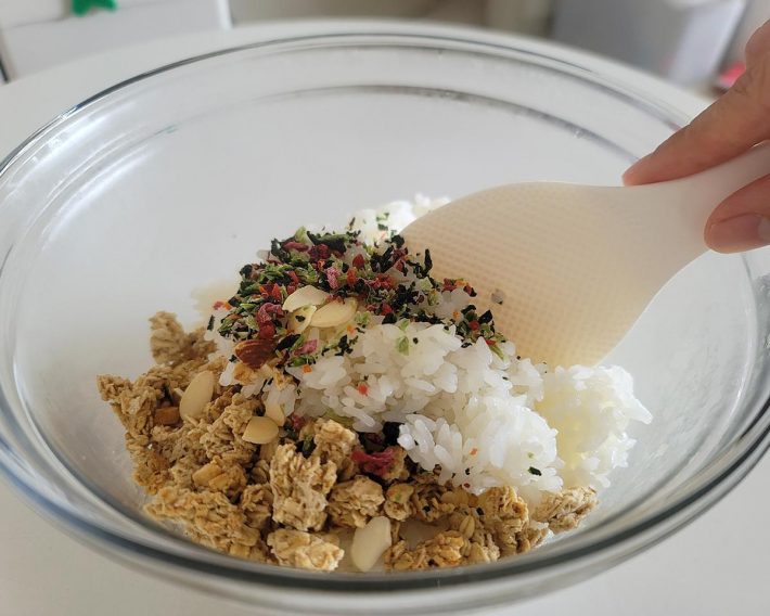 あたたかいごはんに、ふりかけとベイクドオーツを入れて混ぜます。従来のオートミールではおいしくありませんでした