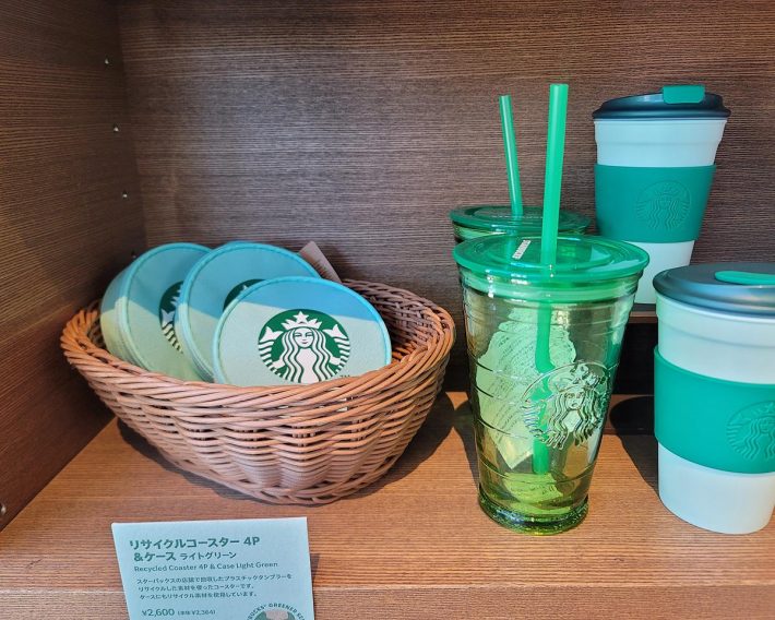 リサイクル素材で作られたコースター。資源節約を推進するためにグリーンなタンブラーも登場