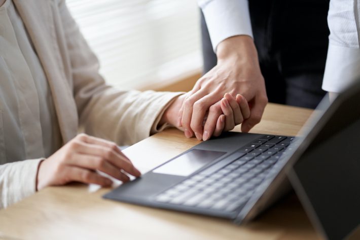 周りに隠して社内恋愛