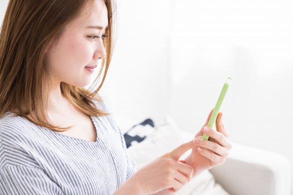 スマホを見る女性