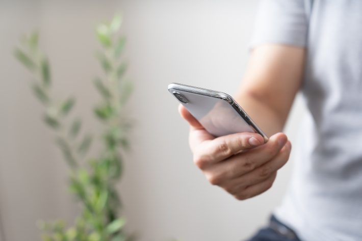 男性　スマホ