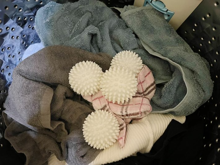 洗濯機にボールを入れる