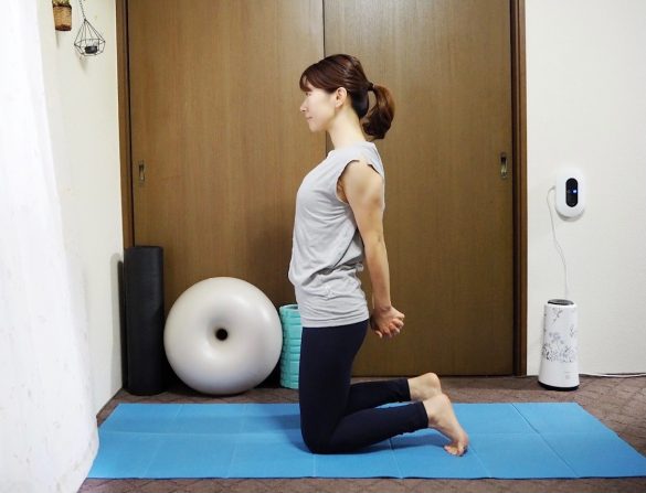 (1)床にひざ立ちになり、お尻の位置で両手の指を組む