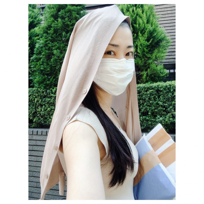 カーディガンの頭かけ　この時は髪が前に出ちゃっていますが