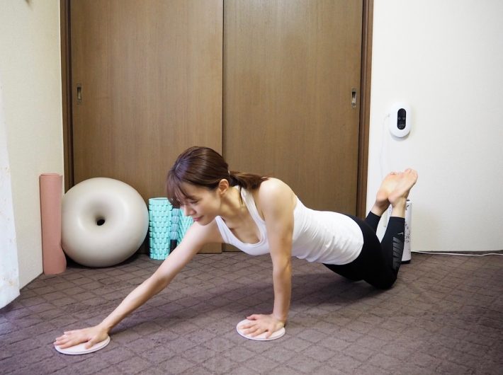 右手を前にスライド～戻す