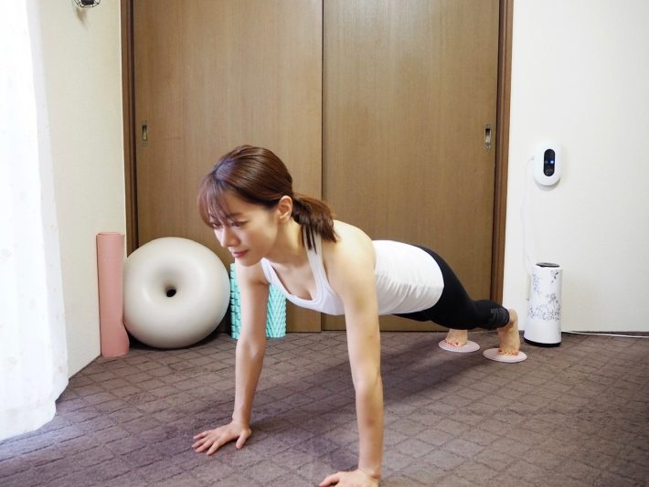 両手を床についたハイプランクの姿勢