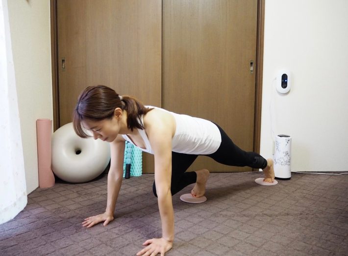 左右の足を交互に腹部に引き寄せる