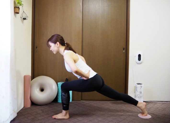 上体を前傾させる