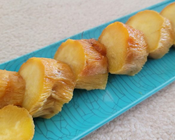 一晩冷蔵庫で寝かせて皮をむいた「冷やし焼き芋」。粗熱を取った後にラップで包む、もしくはタッパーに移して冷蔵保存するのが良いそうです