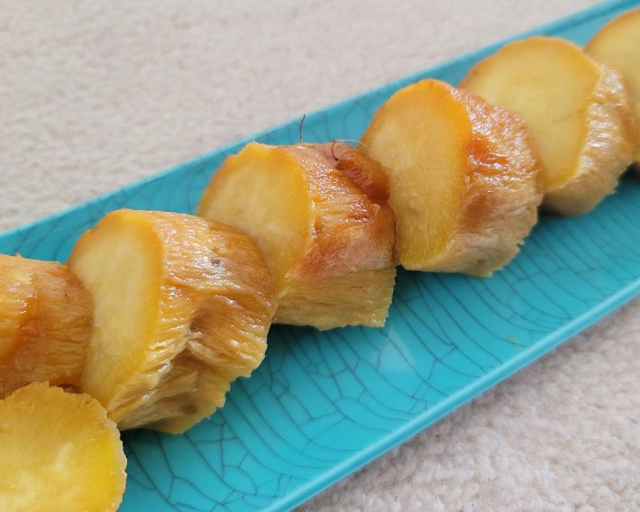 一晩冷蔵庫で寝かせて皮をむいた「冷やし焼き芋」。粗熱を取った後にラップで包む、もしくはタッパーに移して冷蔵保存するのが良いそうです