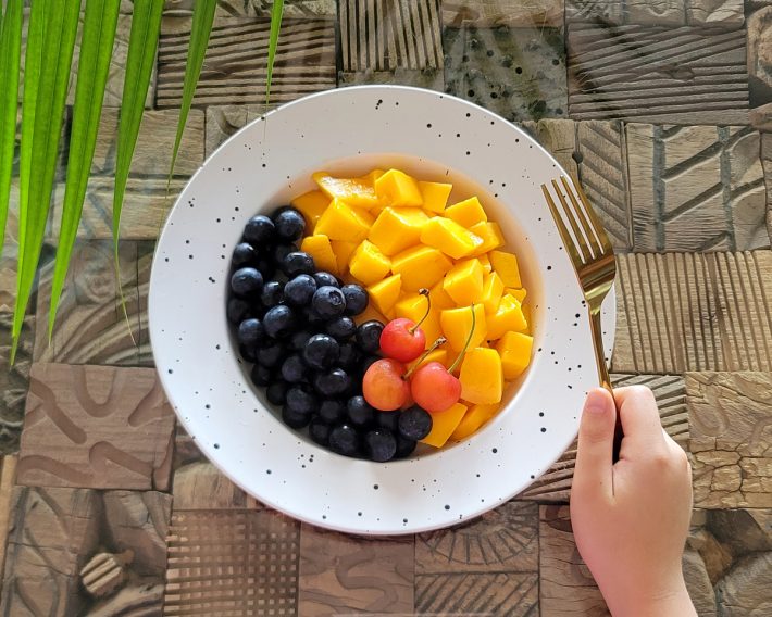 好きな果物を乗せただけのフルーツボウル。我が子も気に入って愛用しています
