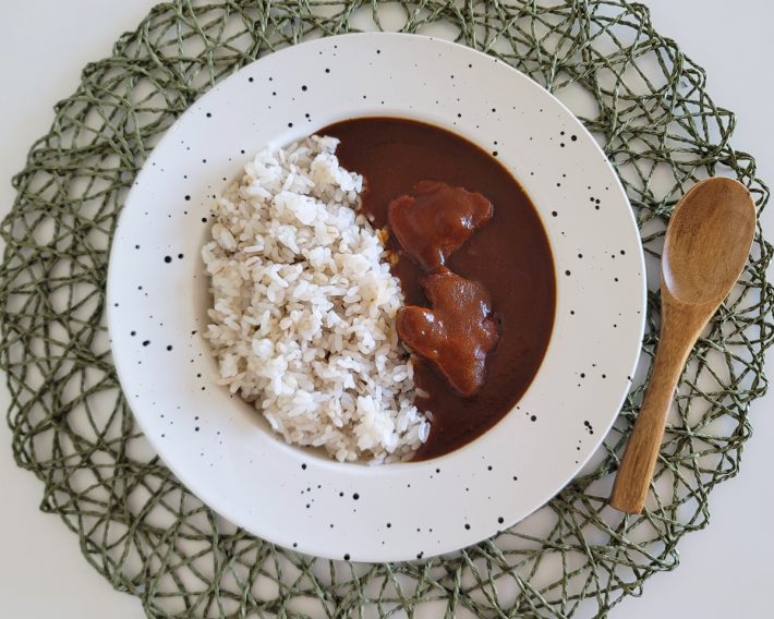 レトルトカレーを盛り付けただけですが、なんともおいしそうに見えます