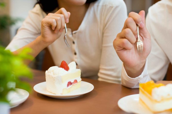 ケーキを食べる男女